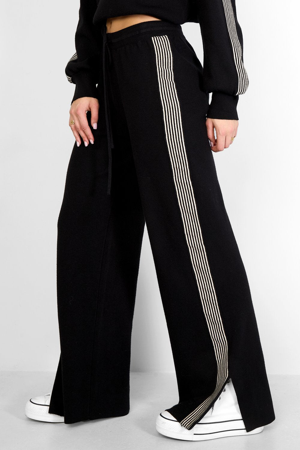 Knitted trousers with stripes